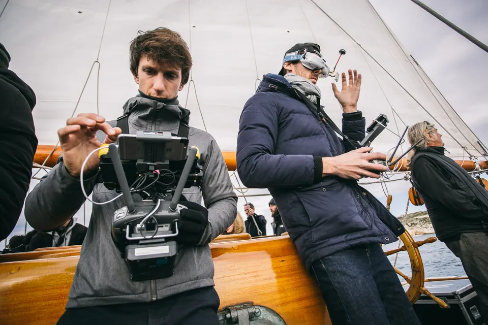 Deux cadreurs de Natura’live filment une session sur le pont d’un voilier